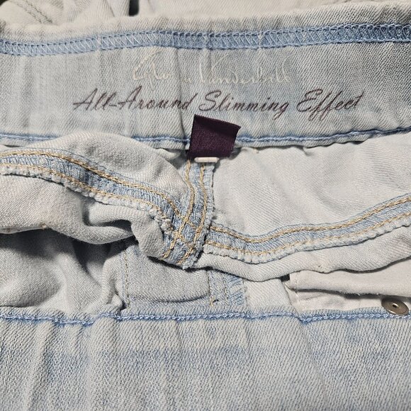 Gloria Vanderbilt Slimming Jean Shorts Womens Size 12 High Rise Light Wash Denim - Picture 3 of 5